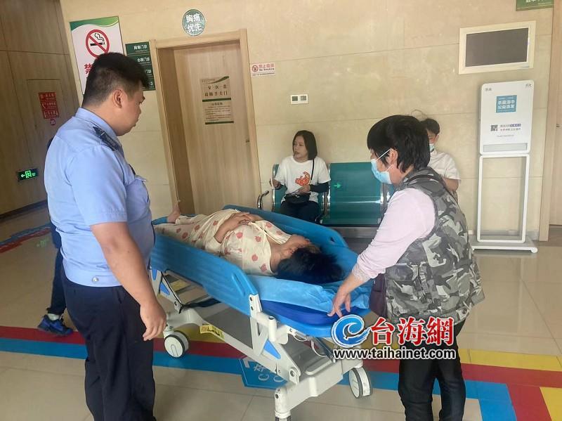 漳州：产妇羊水突破，警车开道送医