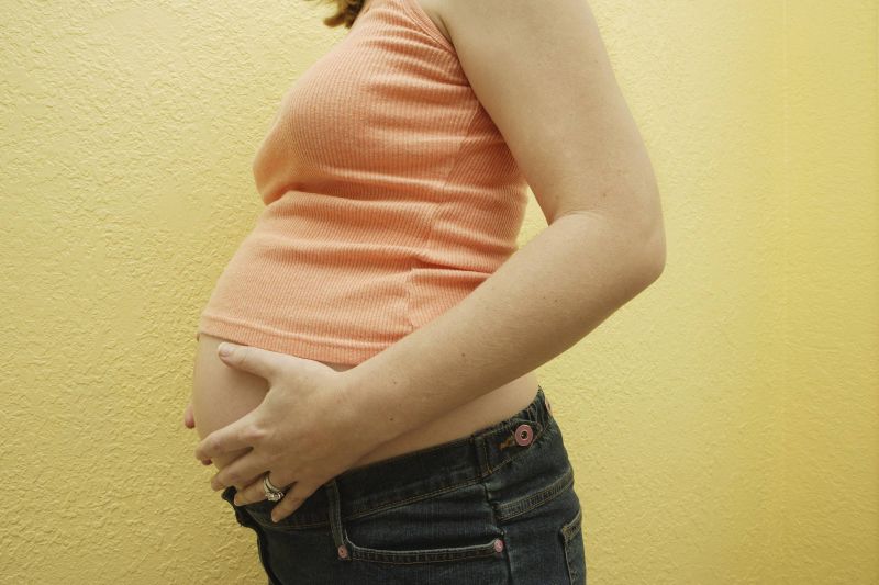 怀孕期间孕妇肚子硬正常吗？