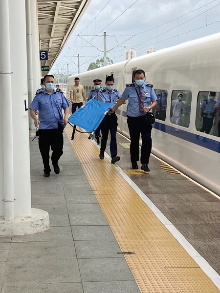 梧州南站工作人员携带转运床到达站台。邓锦波摄